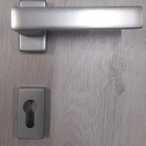 Flitsaanbieding Maniglia per porta Carlo rettangolare YALE cromo satinata Ghidini 675